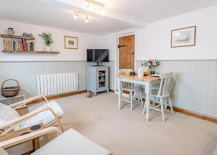North Cottage, Alderton