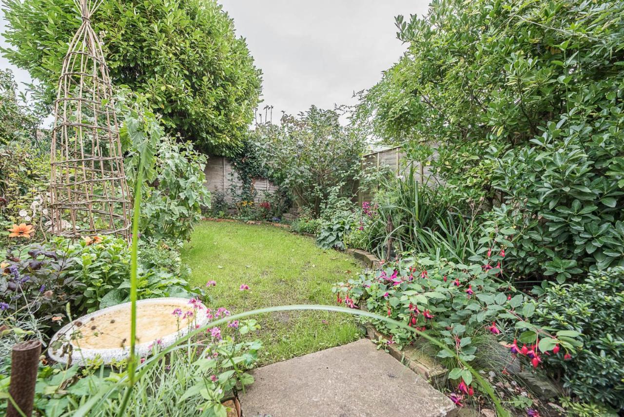 North Cottage, Alderton Holiday home *